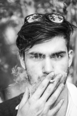 Güzel model çocuk şık kıyafetler içinde poz veriyor.