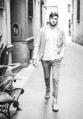 Güzel model çocuk şık kıyafetler içinde poz veriyor.