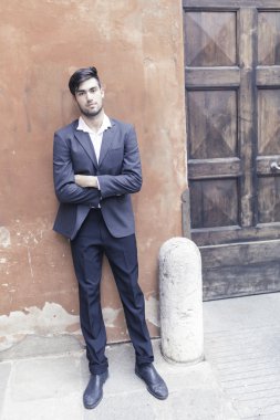 Güzel model çocuk şık kıyafetler içinde poz veriyor.