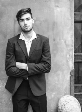 Güzel model çocuk şık kıyafetler içinde poz veriyor.