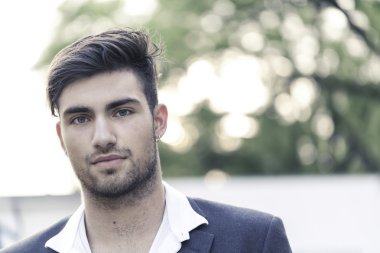 Güzel model çocuk şık kıyafetler içinde poz veriyor.