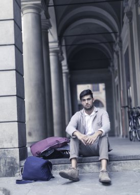 Güzel model çocuk şık kıyafetler içinde poz veriyor.