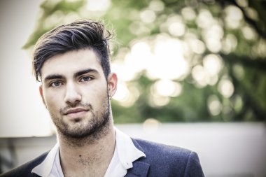 Güzel model çocuk şık kıyafetler içinde poz veriyor.