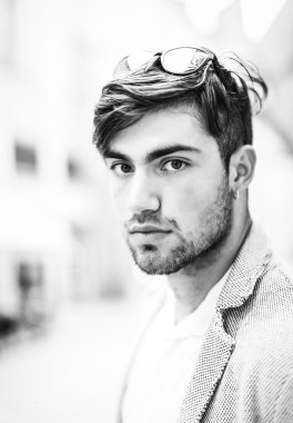 Güzel model çocuk şık kıyafetler içinde poz veriyor.