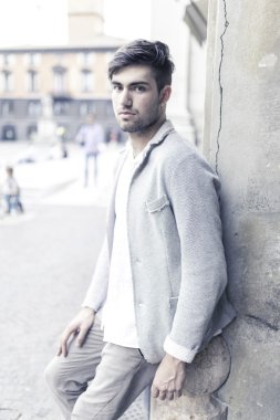 Güzel model çocuk şık kıyafetler içinde poz veriyor.