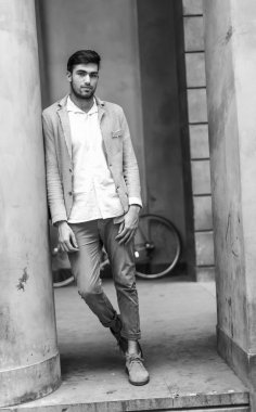 Güzel model çocuk şık kıyafetler içinde poz veriyor.