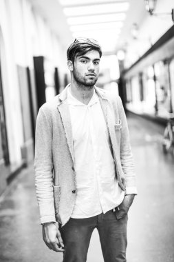 Güzel model çocuk şık kıyafetler içinde poz veriyor.