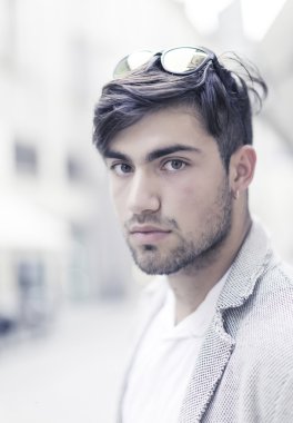 Güzel model çocuk şık kıyafetler içinde poz veriyor.