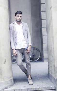 Güzel model çocuk şık kıyafetler içinde poz veriyor.