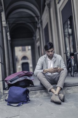 Güzel model çocuk şık kıyafetler içinde poz veriyor.