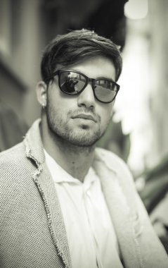 Güzel model çocuk şık kıyafetler içinde poz veriyor.