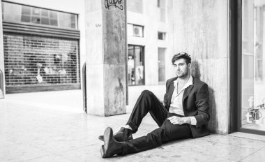 Güzel model çocuk şık kıyafetler içinde poz veriyor.