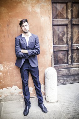 Güzel model çocuk şık kıyafetler içinde poz veriyor.