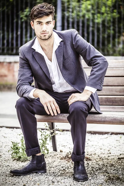 Bel Ragazzo Modello Posa Abiti Eleganti — Foto Stock