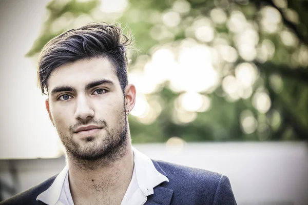 Güzel model çocuk şık kıyafetler içinde poz veriyor.