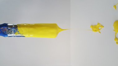 akrilik boyalı renkli fırça