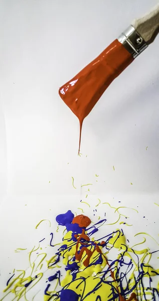 Pincel Colorido Com Tinta Acrílica — Fotografia de Stock