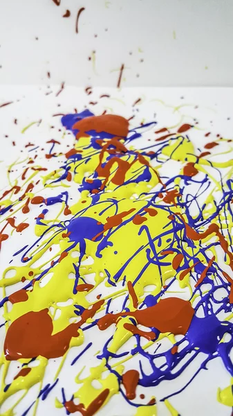 Färg färg splatters i skålen — Stockfoto