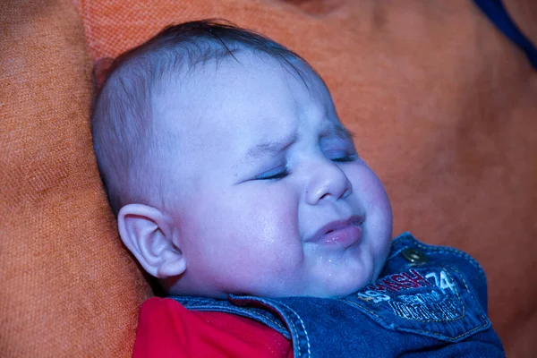 Όμορφο Νεογέννητο Μωρό Κάθεται Στον Καναπέ Denim Φόρμες Γκριμάτσες Υψηλής — Φωτογραφία Αρχείου