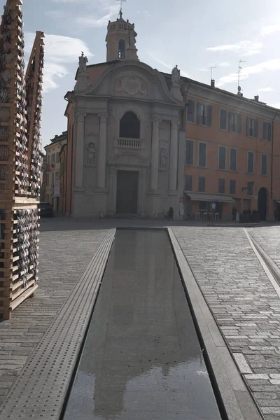 레조에 밀리아 교회는 광장에서 교황을 알현하는 교회이다 고품질 — 스톡 사진