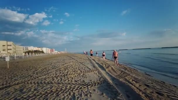 Starší lidé chodící za úsvitu na pláži riccione — Stock video