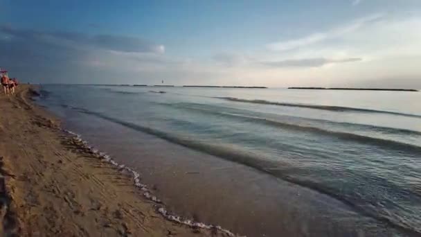 波のあるリコーンのビーチでの空気圧の痕跡 — ストック動画