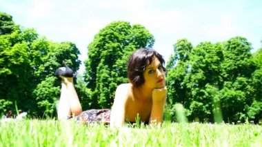 Parma 'daki halk bahçesinde kısa saçlı güzel bir kız yatıyor.