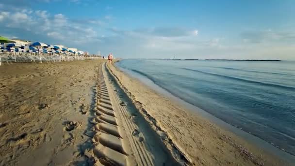 Stopy pneumatiky na pláži riccione s vlnami — Stock video