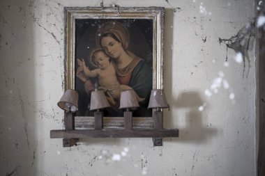 Terk edilmiş evdeki Meryem Ana ve İsa 'nın tasviri. Yüksek kalite fotoğraf