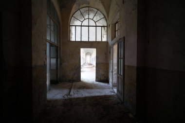 Terk edilmiş evdeki koridorun sonundaki ızgaralı kapı. Yüksek kalite fotoğraf