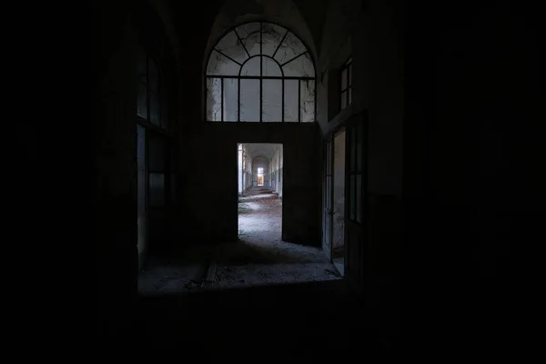 Ajtó Ráccsal Folyosó Végén Egy Elhagyatott Házban Kiváló Minőségű Fénykép — Stock Fotó