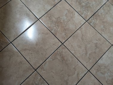 Ev zemininde büyük beyaz granit fayanslar var. Büyük beyaz granit kaplamalı yüksek kaliteli fotoğraf evi zemini. 