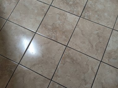 Ev zemininde büyük beyaz granit fayanslar var. Büyük beyaz granit kaplamalı yüksek kaliteli fotoğraf evi zemini. 