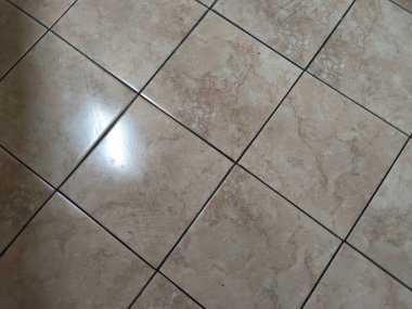 Ev zemininde büyük beyaz granit fayanslar var. Büyük beyaz granit kaplamalı yüksek kaliteli fotoğraf evi zemini. 