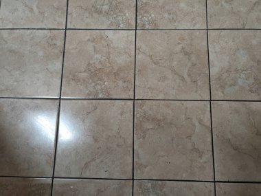 Ev zemininde büyük beyaz granit fayanslar var. Büyük beyaz granit kaplamalı yüksek kaliteli fotoğraf evi zemini. 