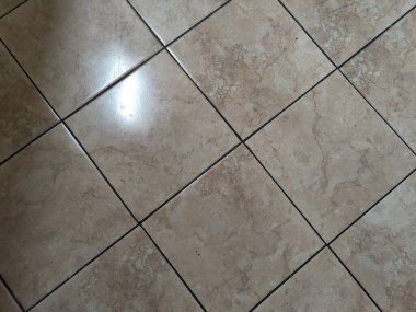 Ev zemininde büyük beyaz granit fayanslar var. Büyük beyaz granit kaplamalı yüksek kaliteli fotoğraf evi zemini. 