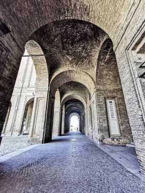 Parma 'daki pilot sarayının sütunları ve kemerleri. Yüksek kalite fotoğraf