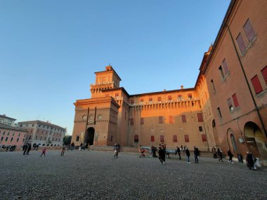 harici duvarlar ve Ferrara kalesinin meydanı. Yüksek kalite fotoğraf