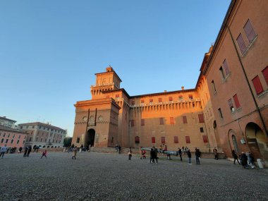harici duvarlar ve Ferrara kalesinin meydanı. Yüksek kalite fotoğraf