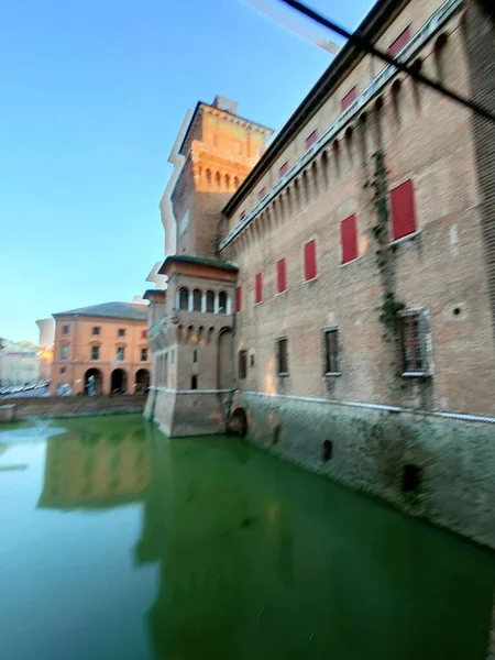 Außenmauern Und Wassergraben Des Schlosses Von Ferrara Hochwertiges Foto — Stockfoto