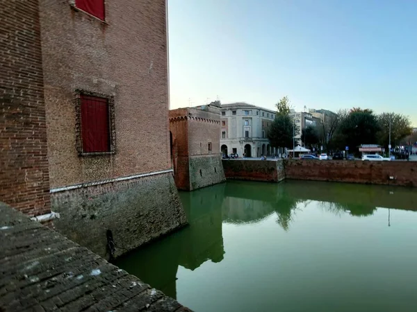 Vnější Stěny Příkop Vodou Hradu Ferrara Kvalitní Fotografie — Stock fotografie