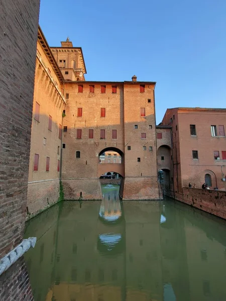 Paredes Externas Fosso Com Água Castelo Ferrara Foto Alta Qualidade — Fotografia de Stock