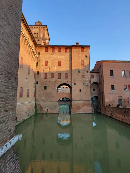 Außenmauern Und Wassergraben Des Schlosses Von Ferrara Hochwertiges Foto — Stockfoto