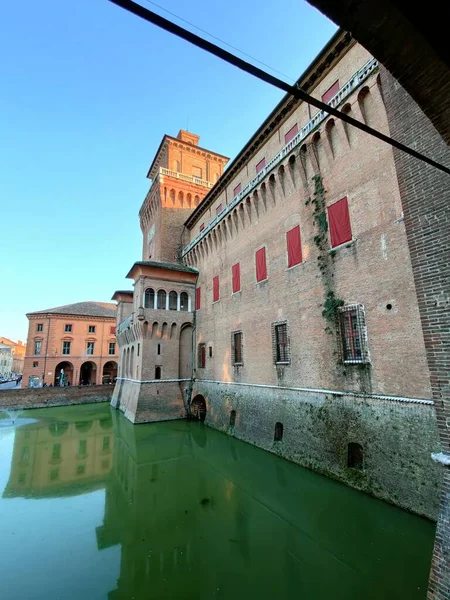 Außenmauern Und Wassergraben Des Schlosses Von Ferrara Hochwertiges Foto — Stockfoto