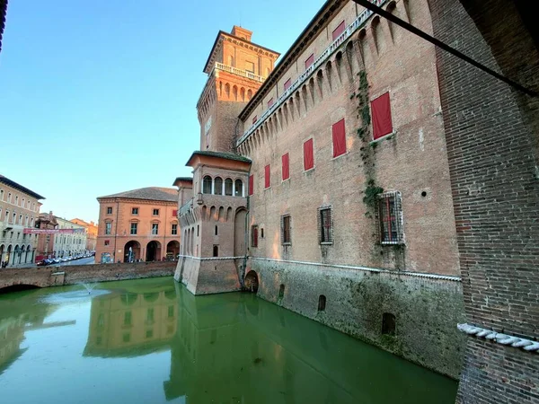 Außenmauern Und Wassergraben Des Schlosses Von Ferrara Hochwertiges Foto — Stockfoto