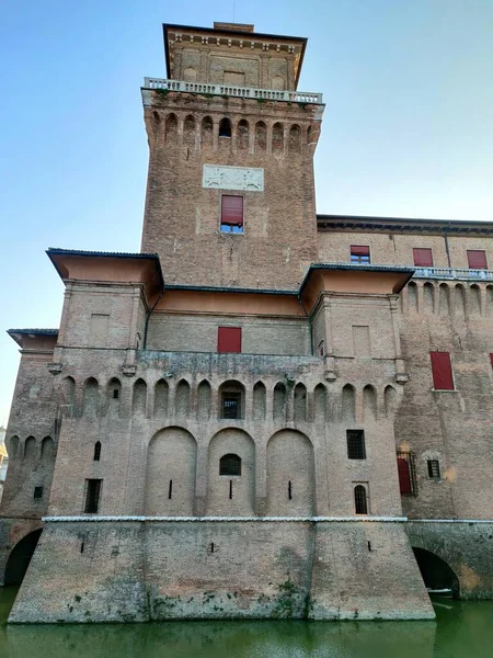 Harici Duvarlar Ferrara Kalesinin Suyuyla Dolu Hendek Yüksek Kalite Fotoğraf — Stok fotoğraf