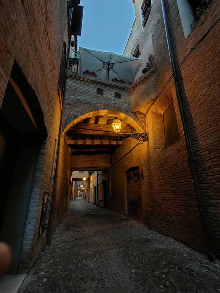 Ferrara Nın Merkezindeki Ara Sokak Sıcak Işıkla Aydınlatılmış Yüksek Kalite — Stok fotoğraf