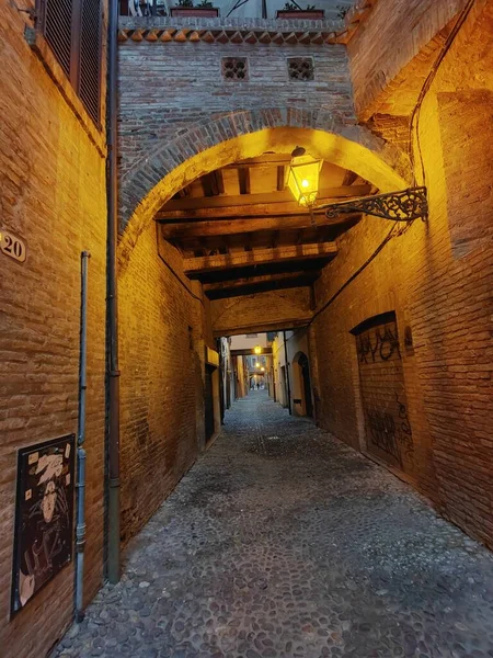 Ferrara Nın Merkezindeki Ara Sokak Sıcak Işıkla Aydınlatılmış Yüksek Kalite — Stok fotoğraf