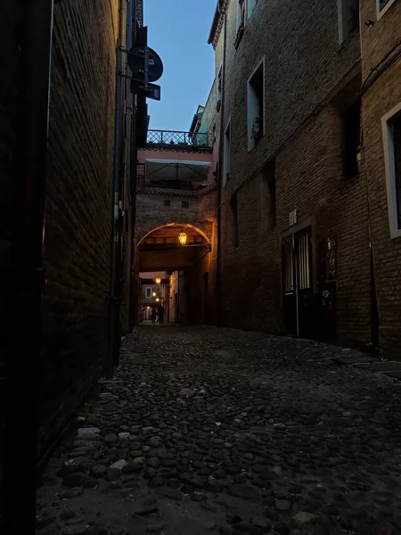 Steeg Zijstraat Van Het Centrum Van Ferrara Verlicht Door Warm — Stockfoto