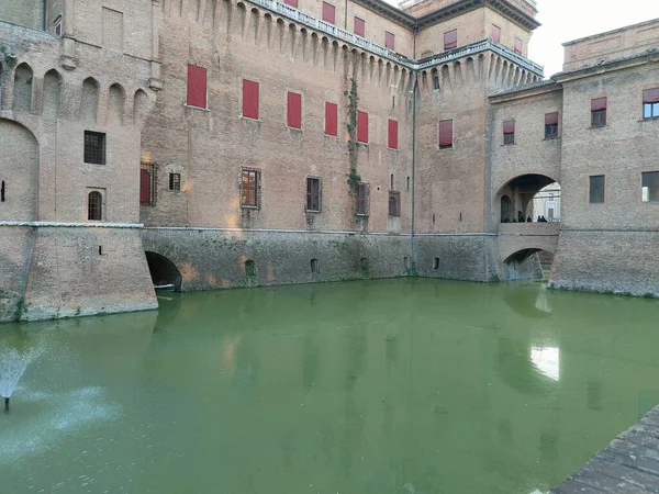 フェラーラ城の水で外壁や堀 高品質の写真 — ストック写真